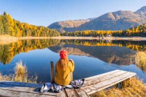 rau mit warmer Jacke beim Spaziergang am See im Herbst